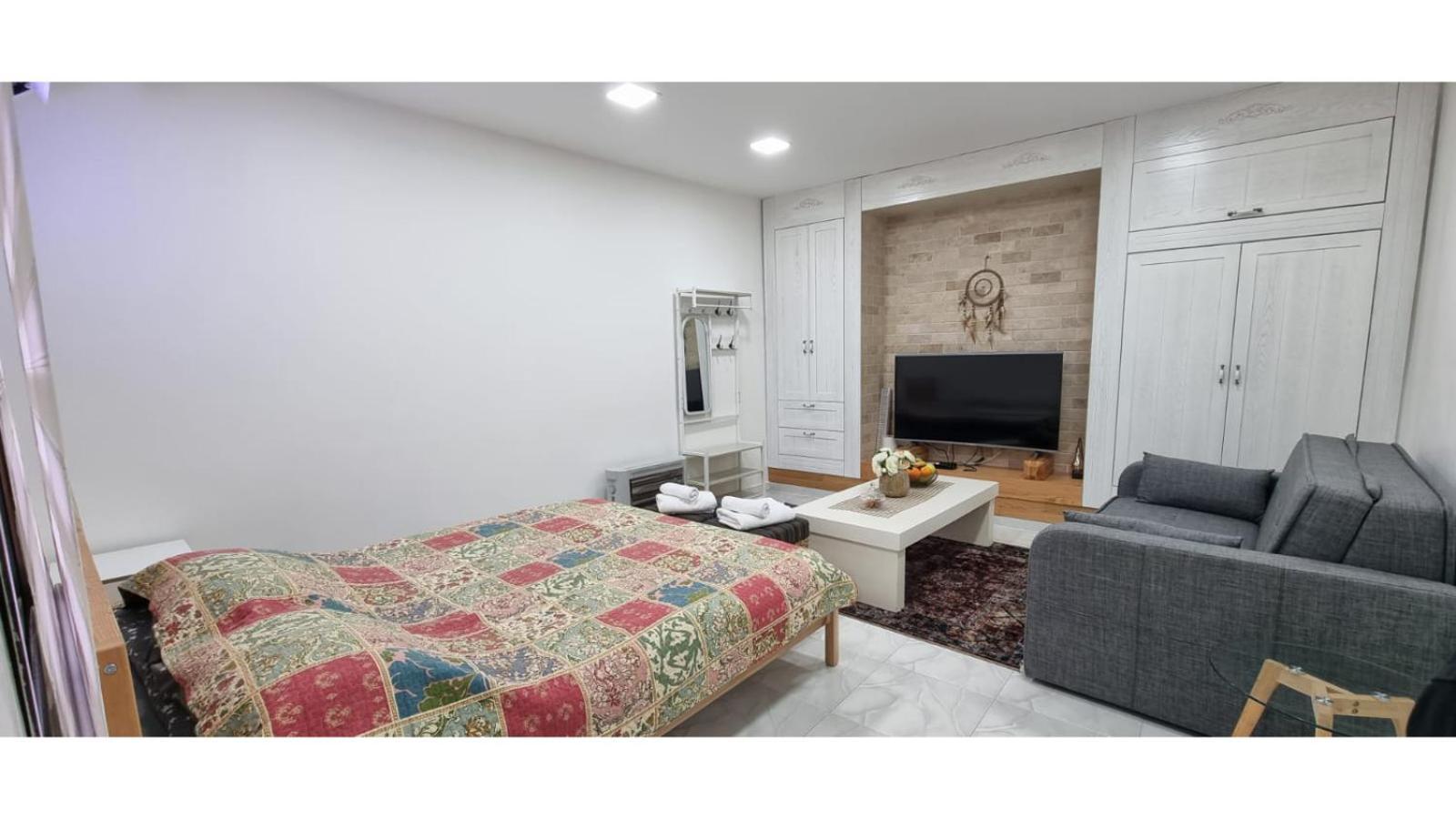 Garden Apartments. Mas'ada Rom bilde