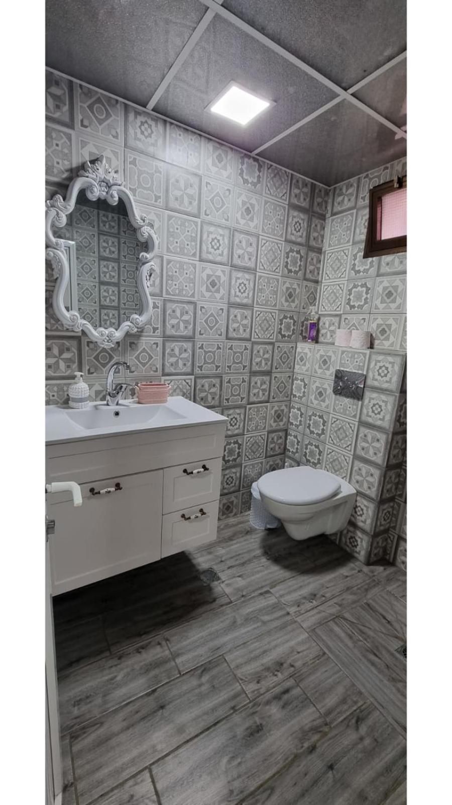Garden Apartments. Mas'ada Rom bilde